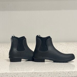 UGG Chevonne Black Short Rainboot Waterproof Sheepskin Size 7